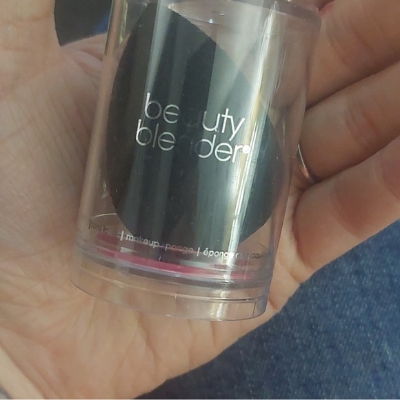 Beauty Blender Pro makeup sponge - Picture 3 of 3